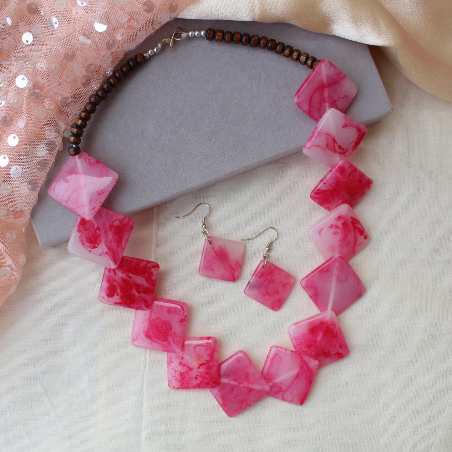 Red & White Textured Resin Necklace Set
