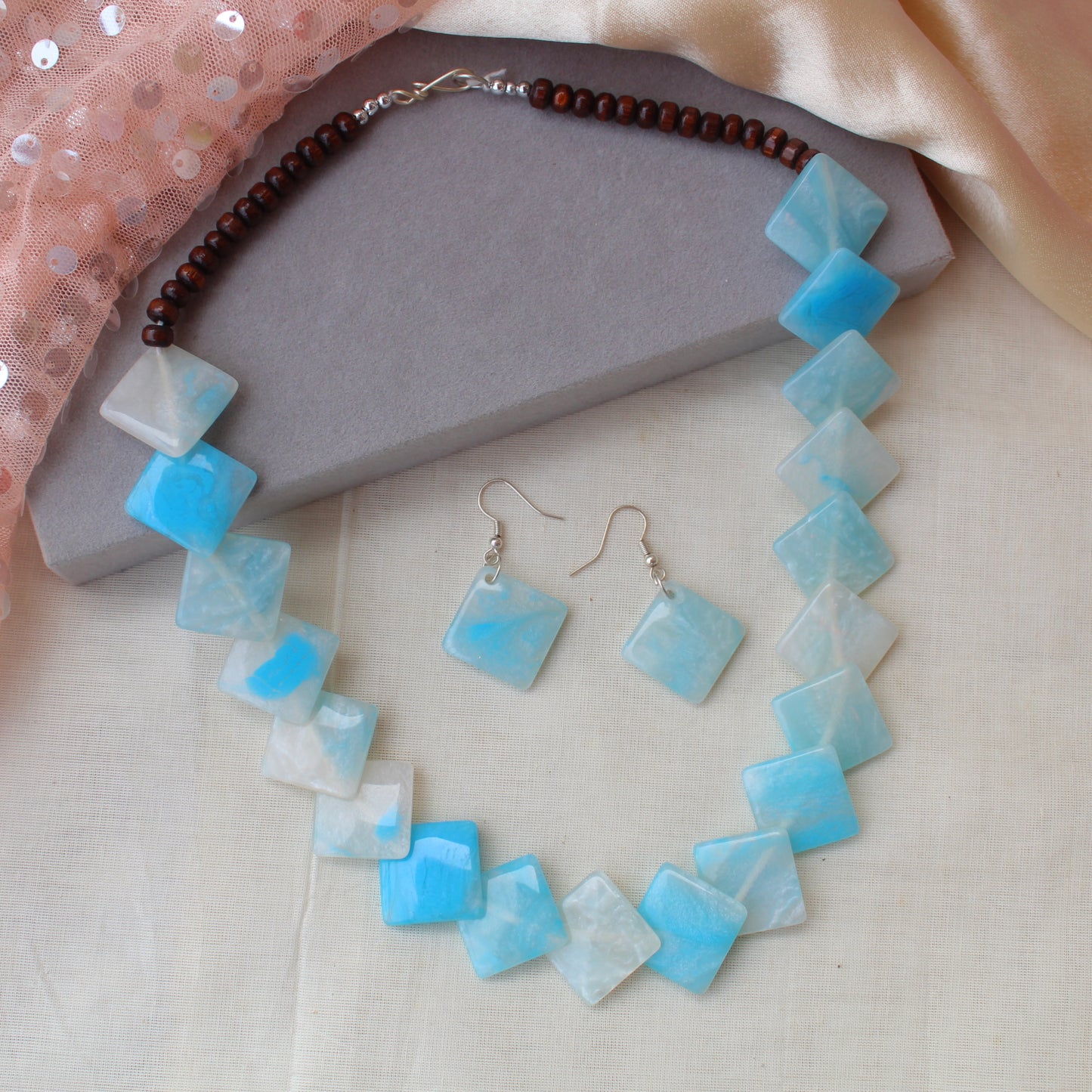 Blue & White Textured Resin Necklace Set
