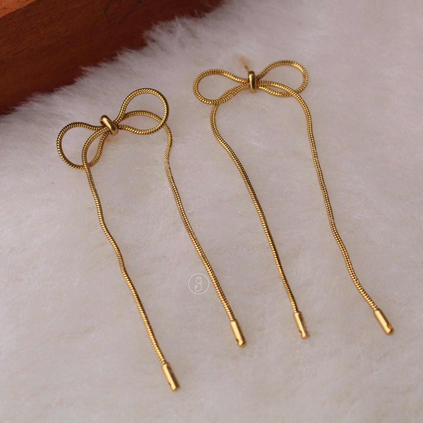 Long Yet Light-Weight Bow Design Earrings