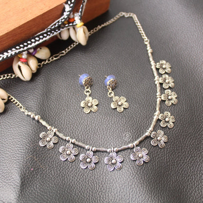 Elegant Flower Design Choker Necklace