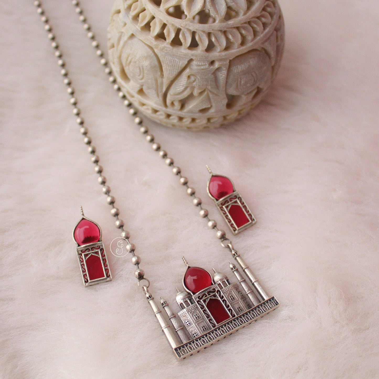 Outstanding Taj Necklace & Earrings Set