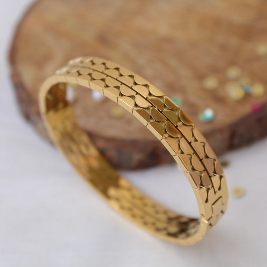 Classy Golden Anti-Tarnish Sleek Bracelet