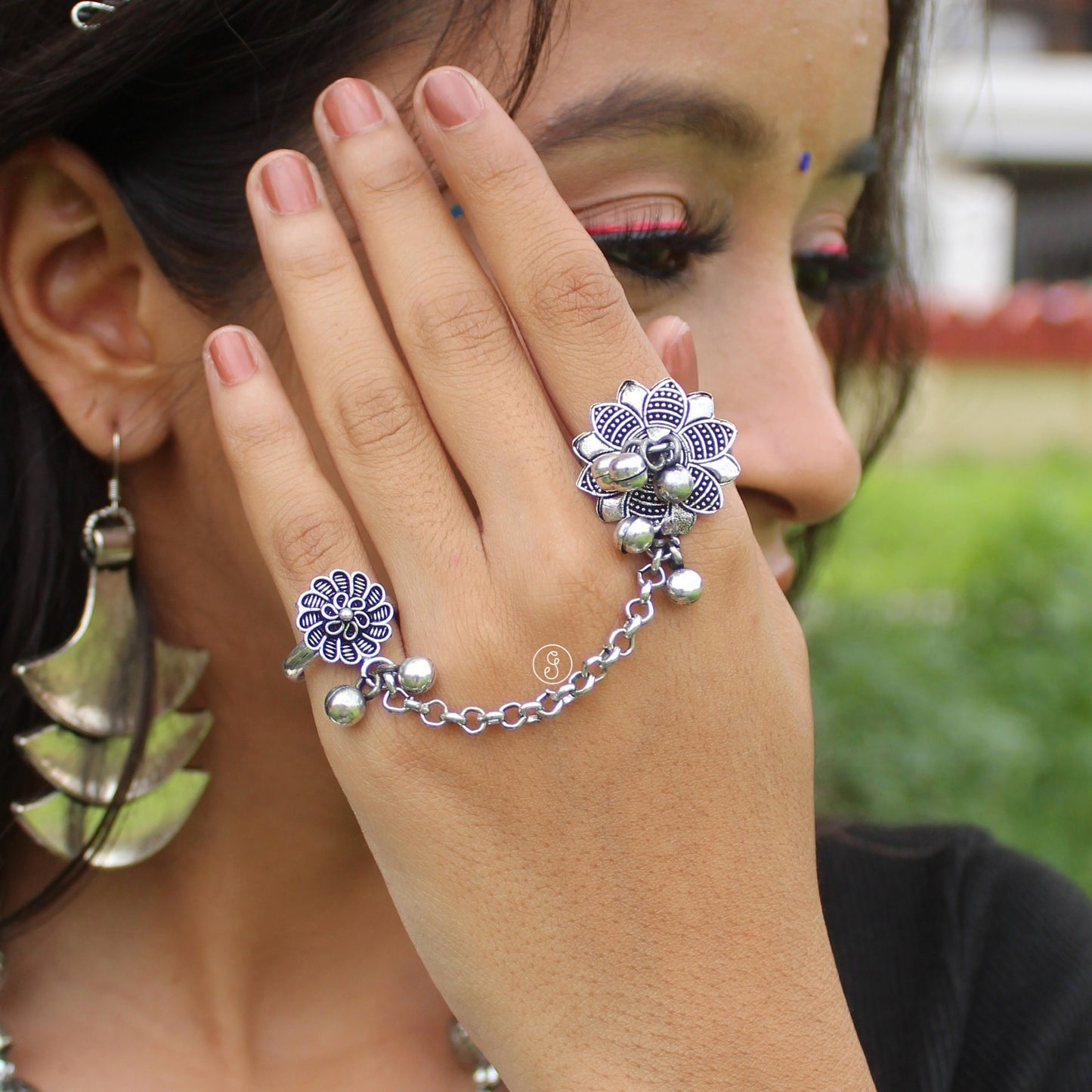 Pretty Double Fingers Ring Attached to a Chain