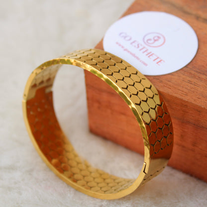 Stunning Golden Stainless Steel Anti-Tarnish Bracelet