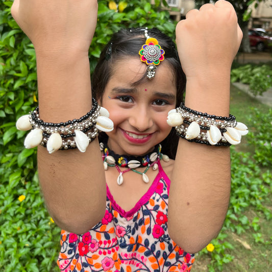 Pretty Black Beads & White Shells Spiral Bracelet (Pair)