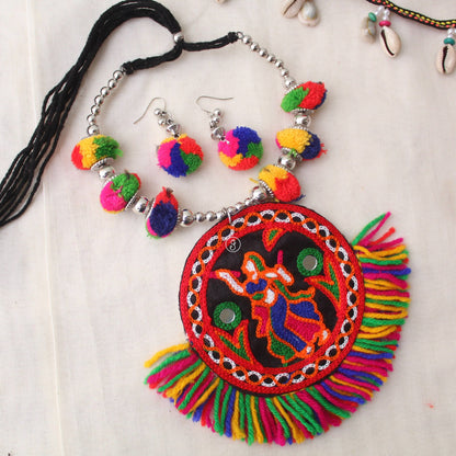 Traditional Gamthi Embroidered Necklace Set