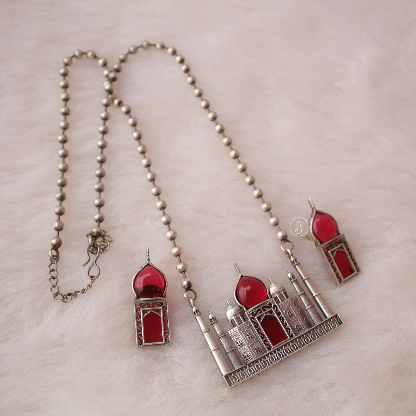 Outstanding Taj Necklace & Earrings Set