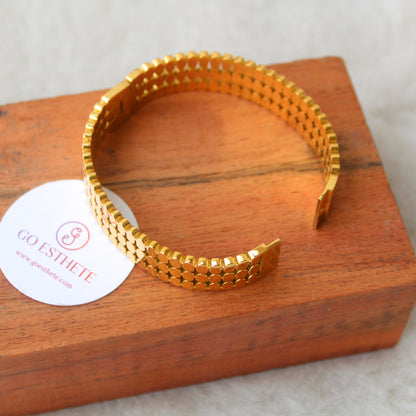 Pretty Golden Stainless Steel Anti-Tarnish Bracelet