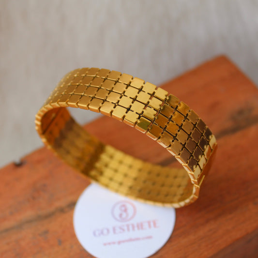 Stunning Golden Stainless Steel Anti-Tarnish Bracelet