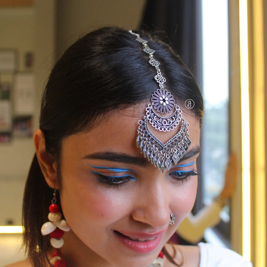 Pretty Oxidised Silver Single Line Maang Tika