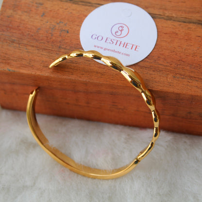 Sleek Golden Stainless Steel Anti-Tarnish Bracelet