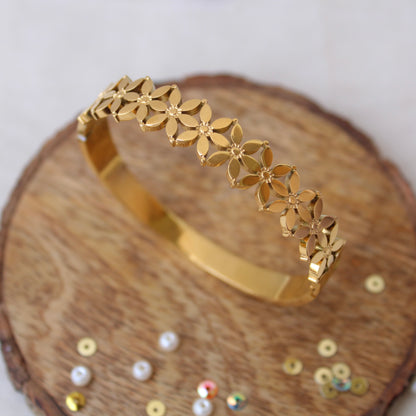 Beautiful Flower Design Anti-Tarnish Golden Bracelet