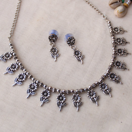 Lovely Flower Design Necklace Set