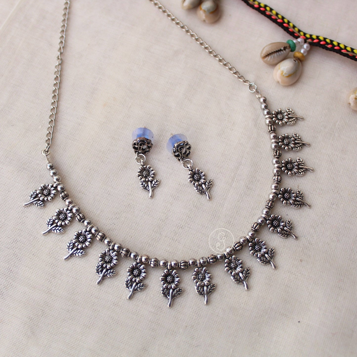 Lovely Flower Design Necklace Set